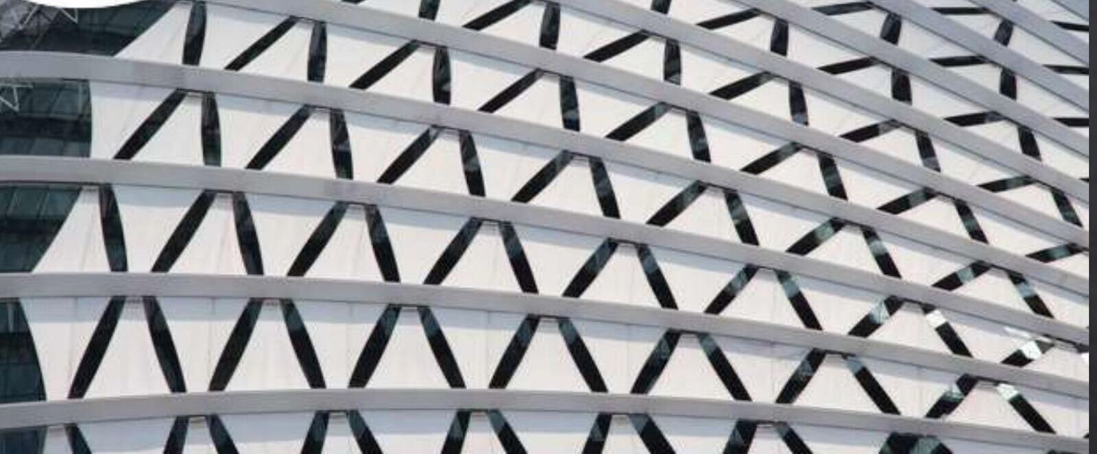 Fachada textil con patrón triangular