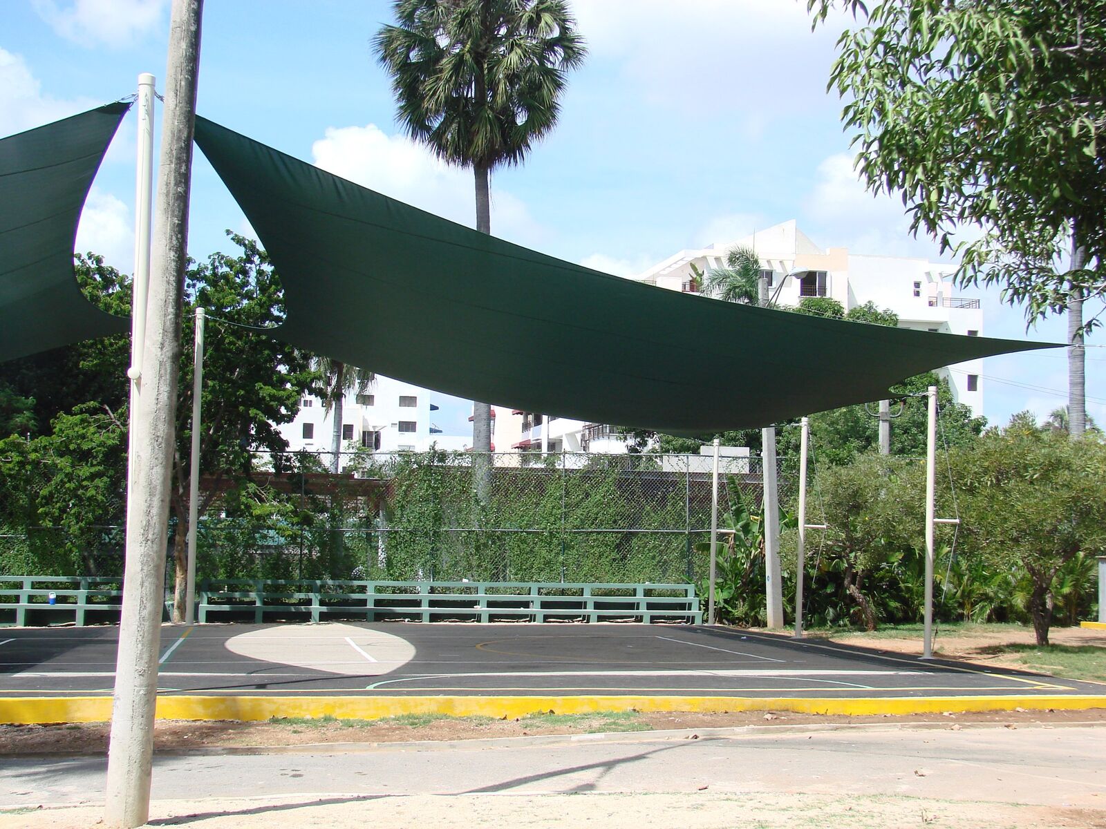 Velas tensadas verdes sobre cancha de baloncesto