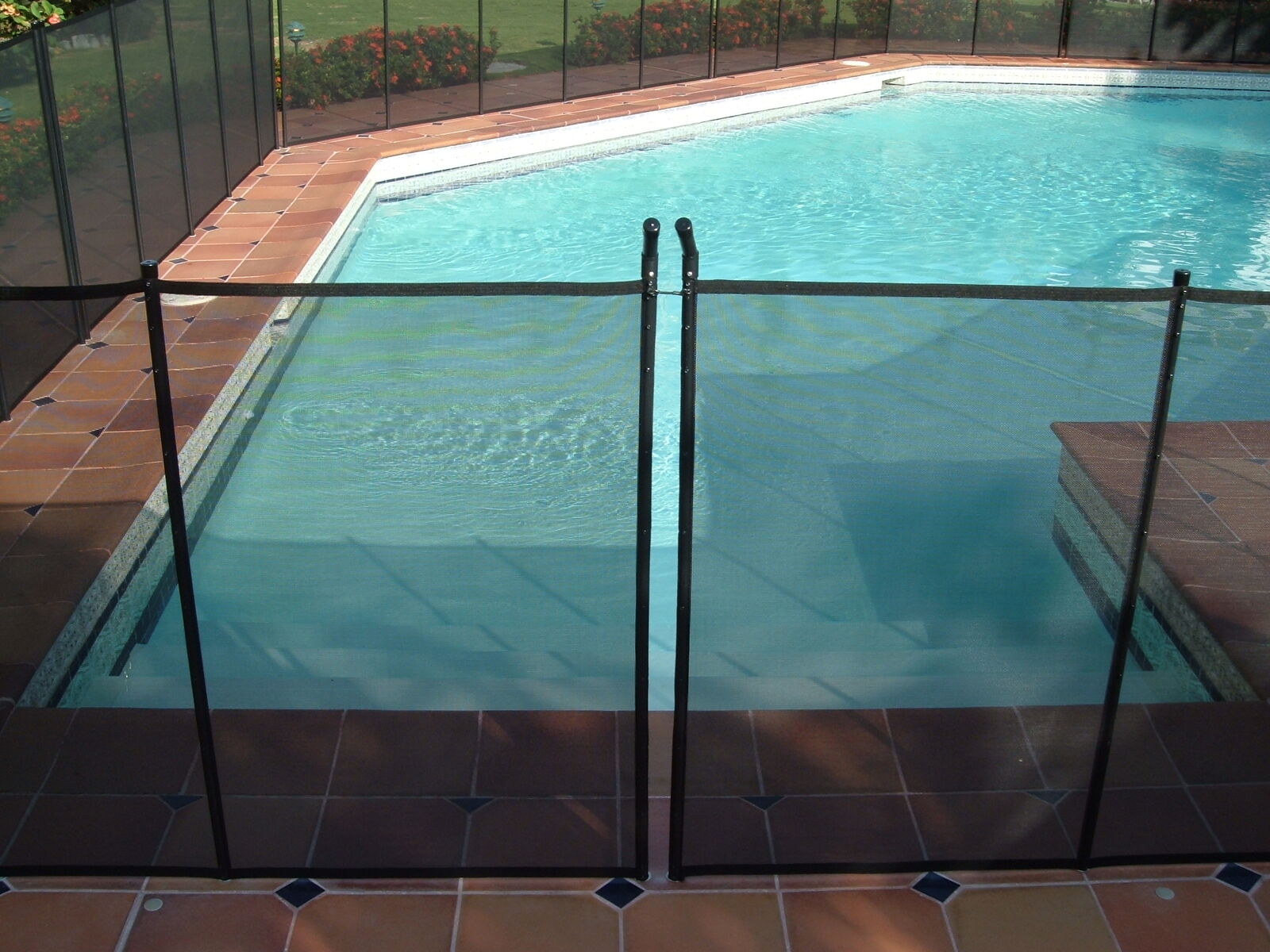 Puerta de la verja de protección de piscina