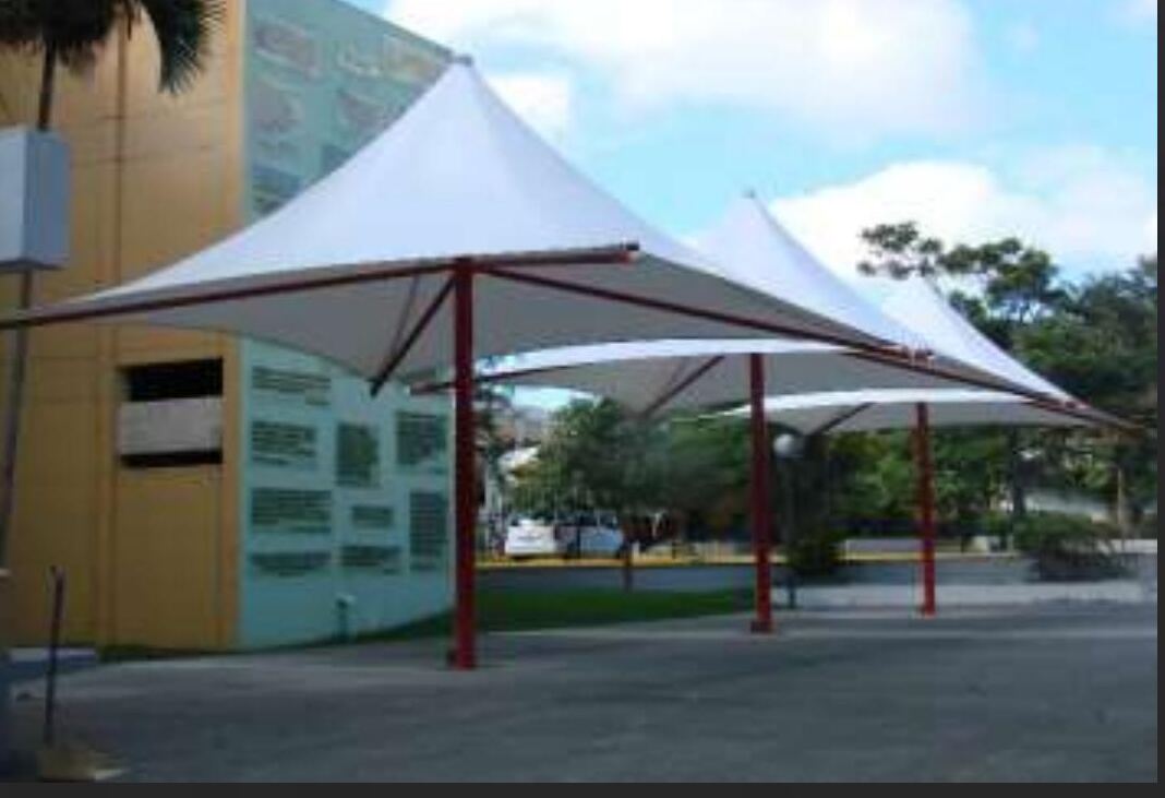 Sombrillas tensadas con poste rojo