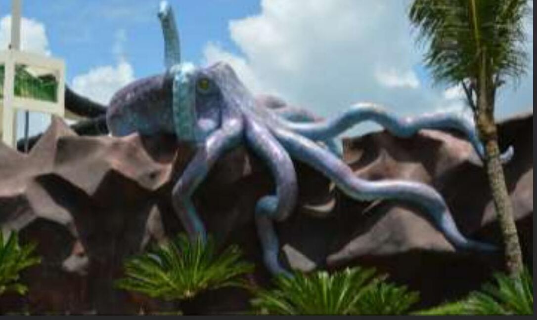 Escultura de pulpo sobre roca artificial
